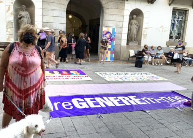 @teixitdonesMt contra els femincidis a Mataró com cada 25 de cada mes. // Teresa Carreras