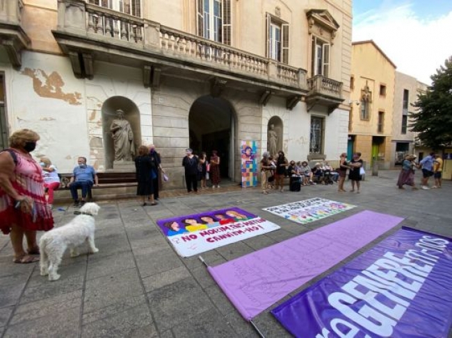 @teixitdonesMt contra els femincidis a Mataró com cada 25 de cada mes. // Teresa Carreras